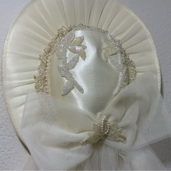 Vintage white beaded bridal hat with attachment tulle veil - Picture 4 of 10